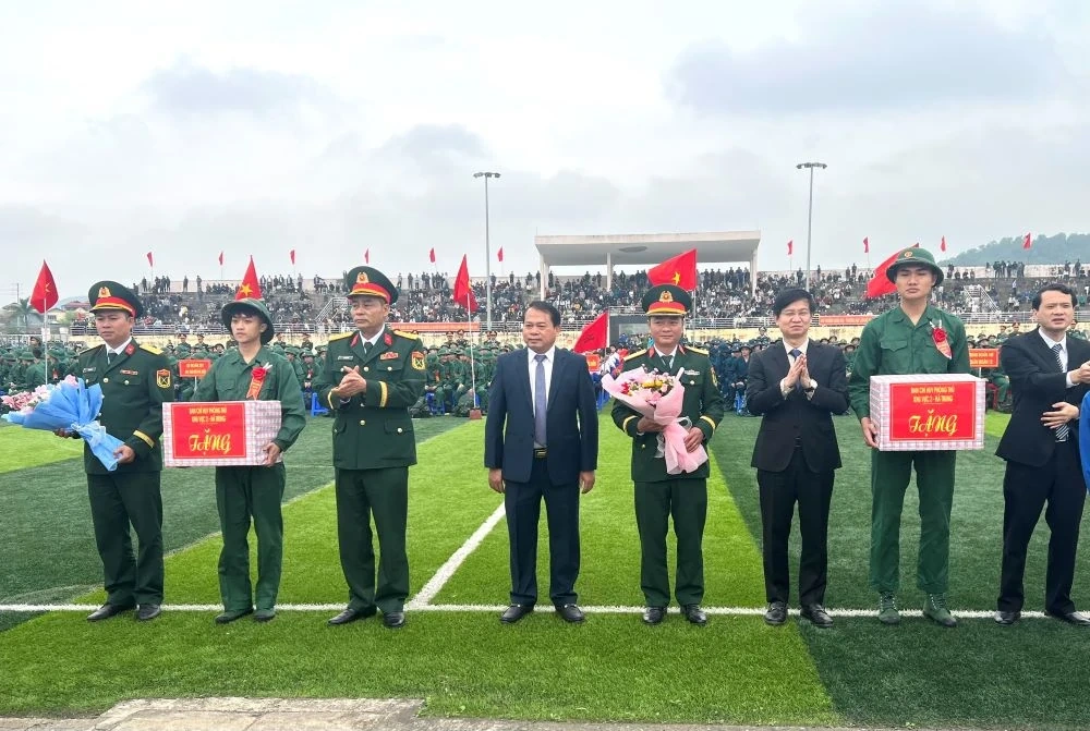[Cập nhật] Thanh niên các địa phương hăng hái lên đường nhập ngũ