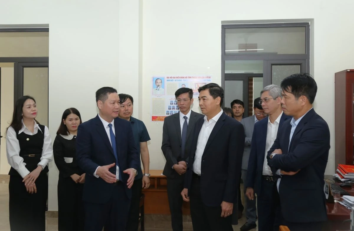 Chủ tịch UBND tỉnh Nguyễn Hoài Anh kiểm tra công tác chuẩn bị bầu cử và vận hành chính quyền địa phương 2 cấp tại xã Triệu Sơn