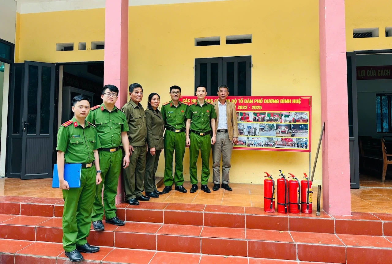 Đội Chữa cháy và CNCH khu vực 6 tuyên truyền, hướng dẫn an toàn PCCC tại các điểm bầu cử