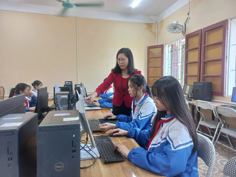 Nhiều khó khăn trong triển khai dạy môn Tin học