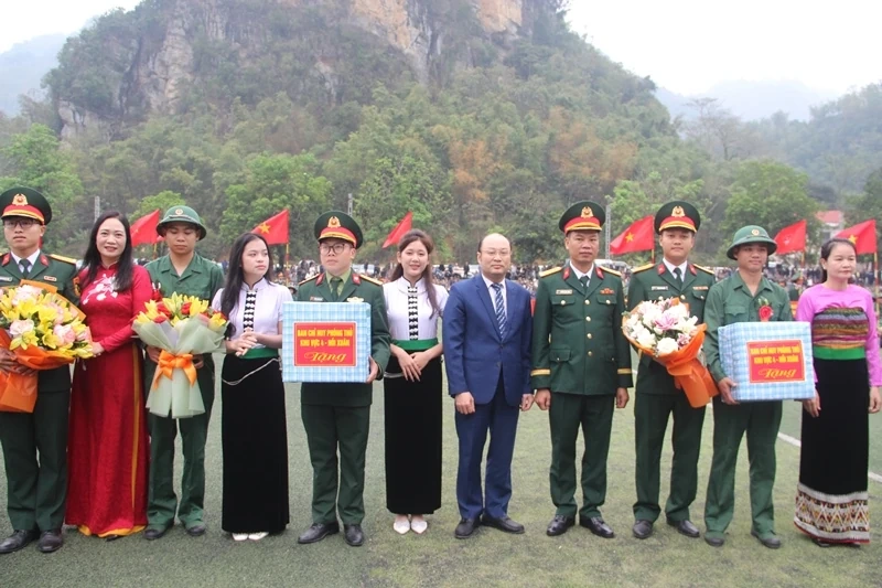 Thanh niên các địa phương hăng hái lên đường nhập ngũ