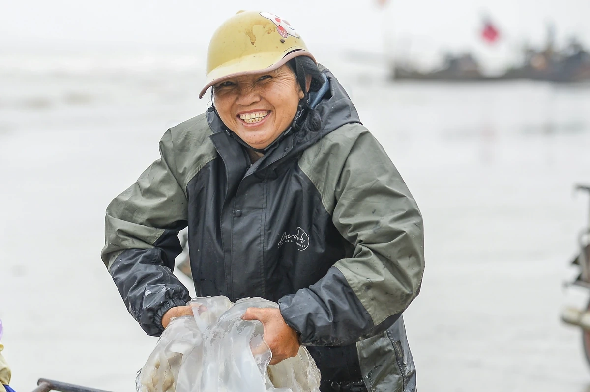 Lặng lẽ mưu sinh nơi cửa biển: Khi ngày 8/3 trôi qua như bao ngày khác