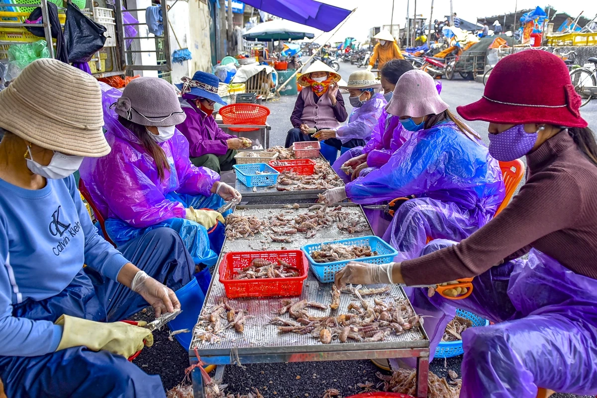 Lặng lẽ mưu sinh nơi cửa biển: Khi ngày 8/3 trôi qua như bao ngày khác