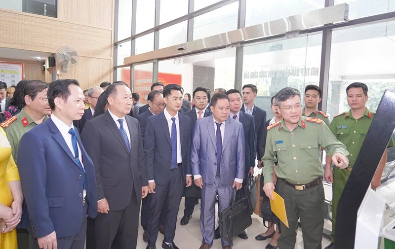 Đoàn đại biểu Bộ Công an Lào trao đổi, học tập kinh nghiệm tại Trung tâm hành chính công Công an tỉnh Thanh Hóa