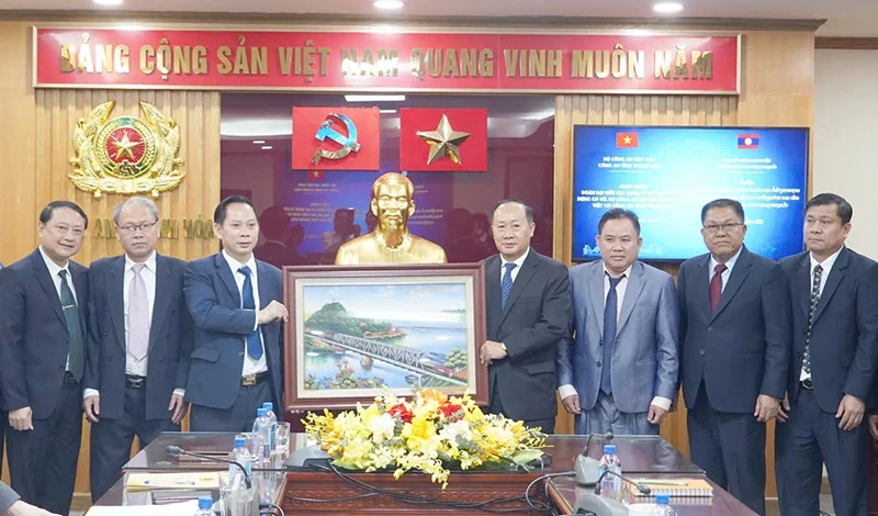 Đoàn đại biểu Bộ Công an Lào trao đổi, học tập kinh nghiệm tại Trung tâm hành chính công Công an tỉnh Thanh Hóa