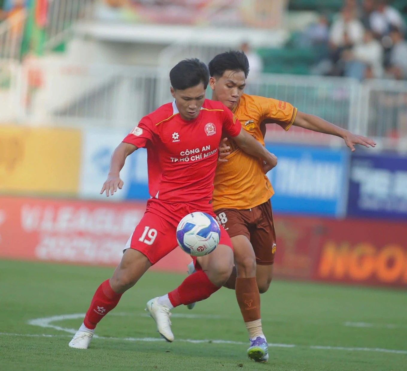 “Tuyển nữ Việt Nam tăng cơ hội dự World Cup khi thua Đài Loan”; Arsenal nhọc nhằn vào tứ kết FA Cup