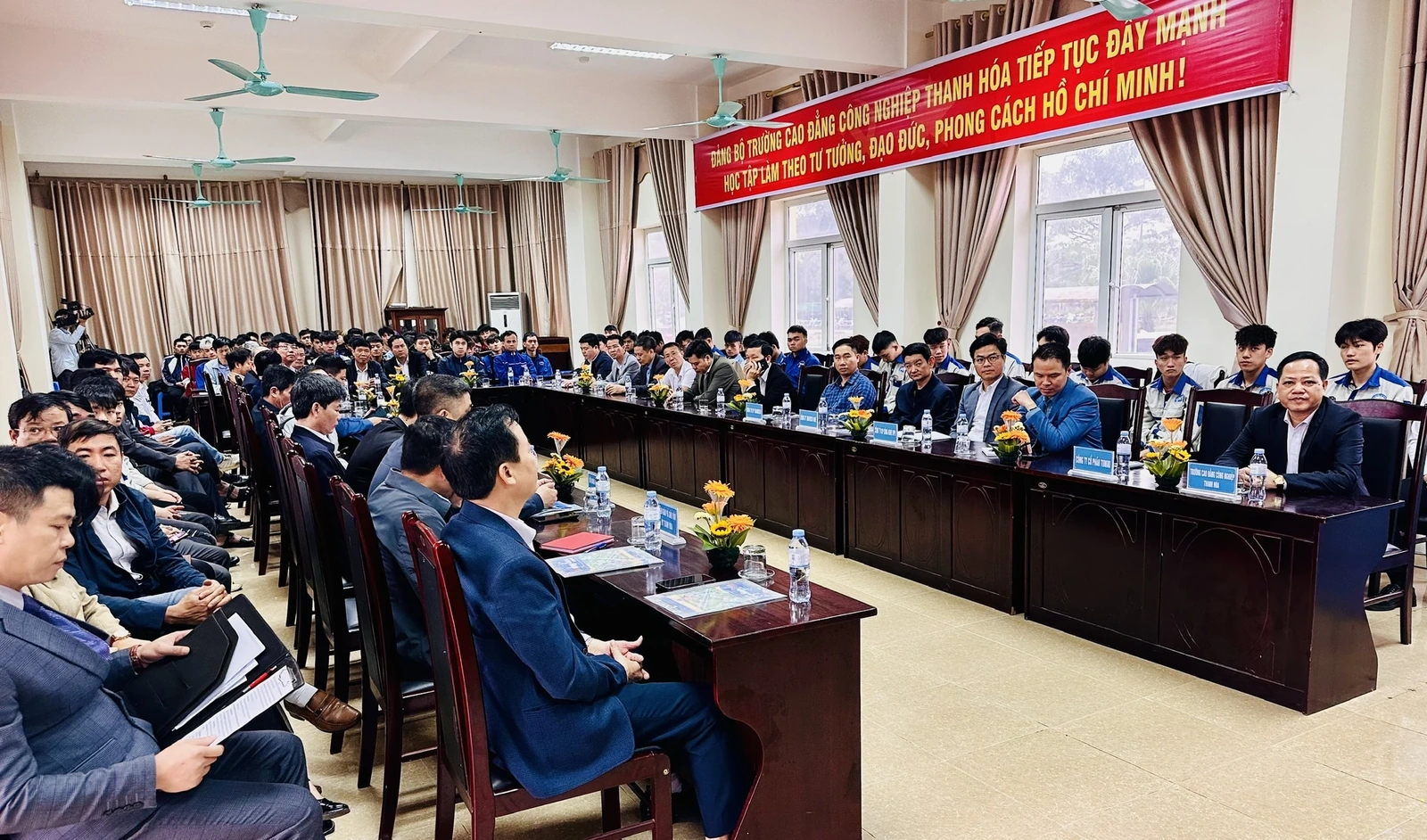 Hội thảo khoa học “Giải pháp tổng thể đào tạo ngành công nghệ bán dẫn và các ngành phụ trợ”