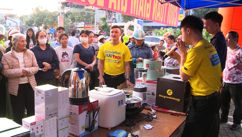 Các siêu thị điện máy xả kho sau tết, kích cầu mua sắm