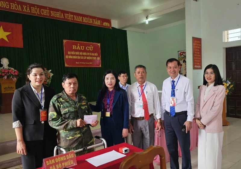 Chủ nhiệm Ủy ban Kiểm tra Tỉnh ủy Phạm Thị Thanh Thủy kiểm tra công tác bầu cử