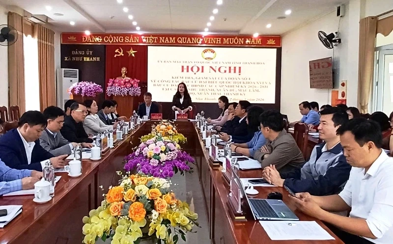 Phó Chủ tịch Ủy ban MTTQ tỉnh Lương Thị Hạnh kiểm tra công tác bầu cử