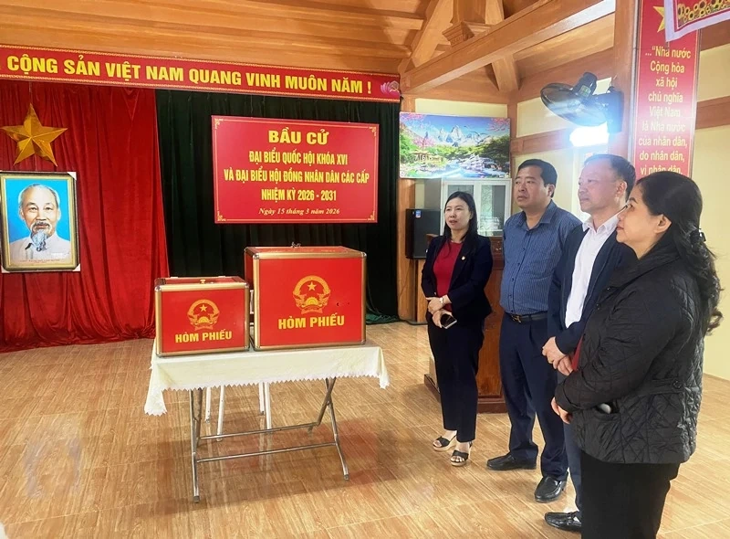 Phó Chủ tịch Ủy ban MTTQ tỉnh Nguyễn Thị Phương kiểm tra công tác bầu cử