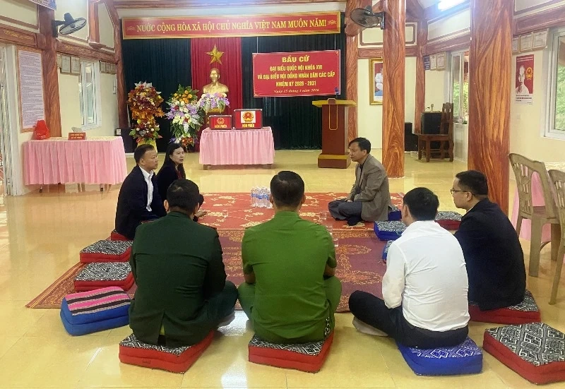 Phó Chủ tịch Ủy ban MTTQ tỉnh Nguyễn Thị Phương kiểm tra công tác bầu cử