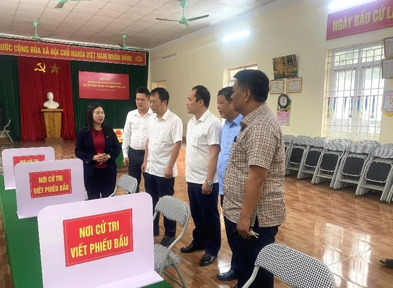 Phó Chủ tịch Ủy ban MTTQ tỉnh Nguyễn Thị Phương kiểm tra công tác bầu cử