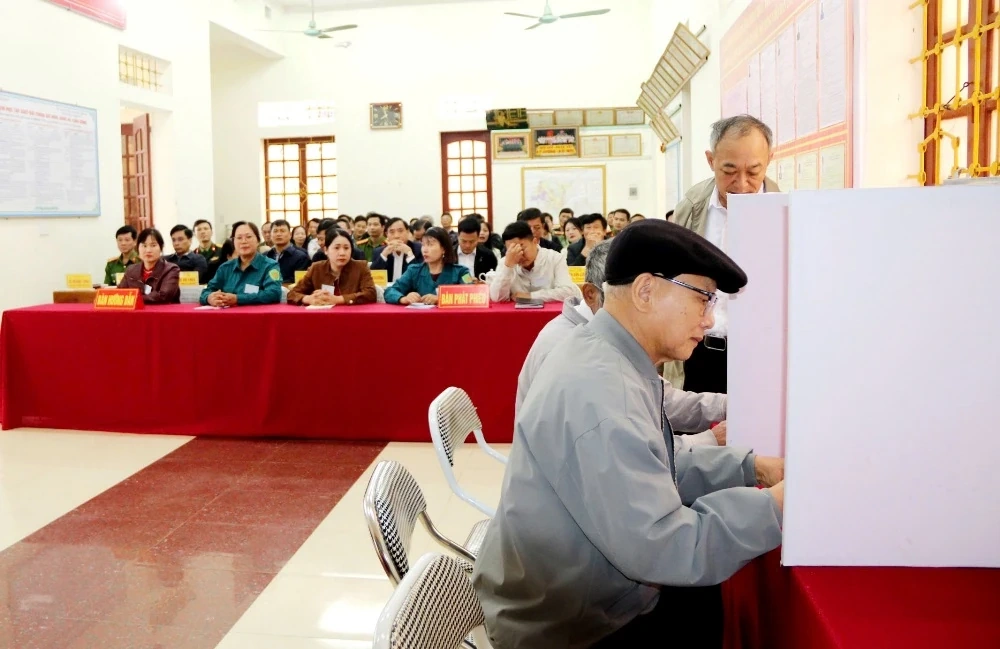 Xã Định Tân vận hành mẫu quy trình bỏ phiếu bầu cử