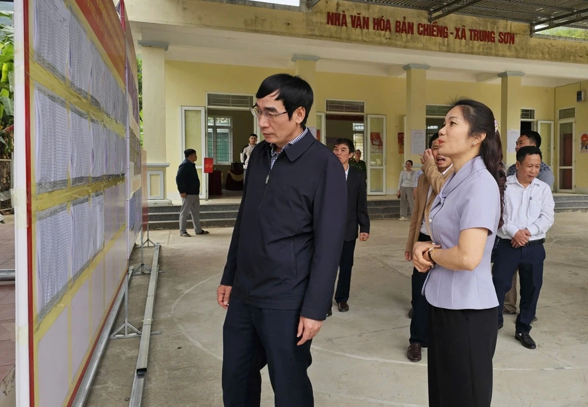 Trưởng Ban Nội chính Tỉnh ủy Nguyễn Ngọc Tiến kiểm tra công tác chuẩn bị bầu cử tại hai xã Trung Thành, Trung Sơn