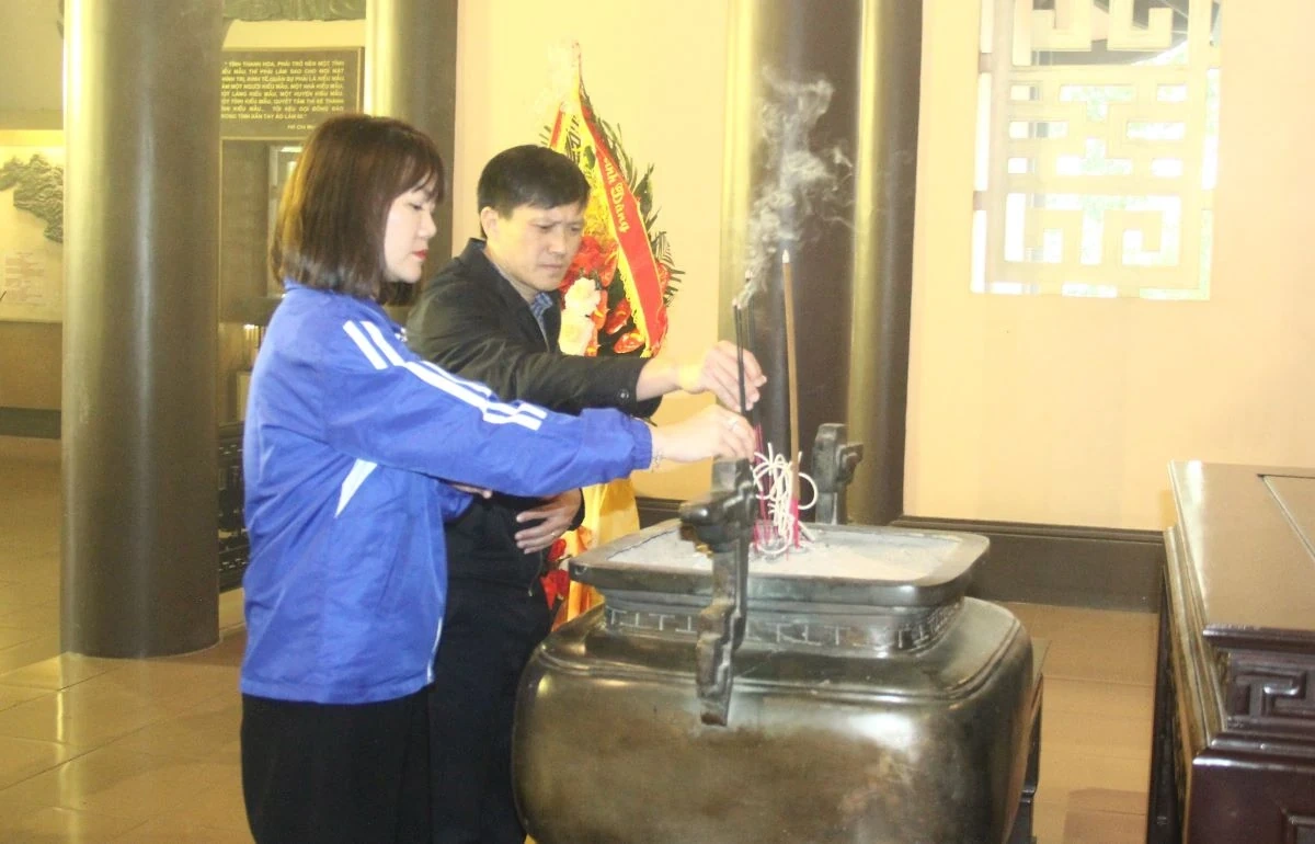 Tuổi trẻ phường Hạc Thành báo công dâng Bác, kết nạp đoàn viên mới