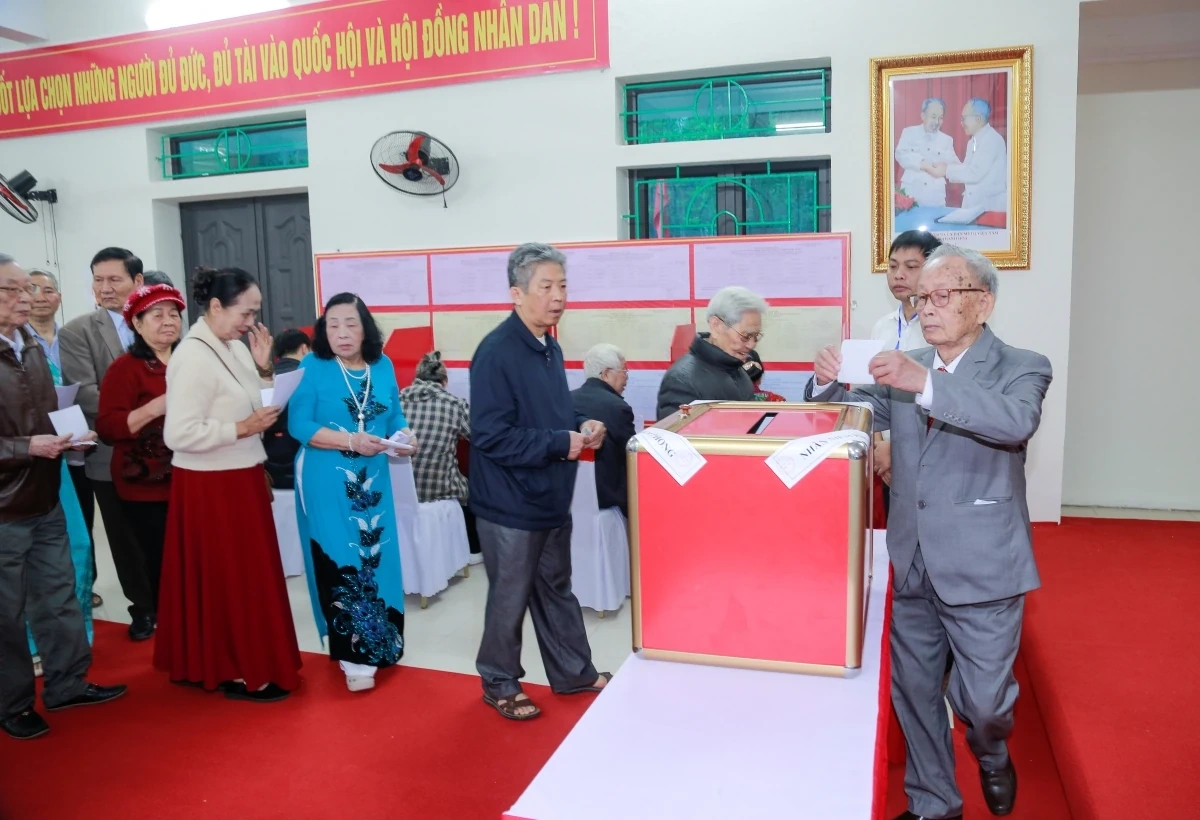 Phó Bí thư Tỉnh ủy, Chủ tịch Ủy ban MTTQ tỉnh Trịnh Tuấn Sinh dự lễ khai mạc và bỏ phiếu bầu cử tại Nhà văn hóa Tổ dân phố Đội Cung 3