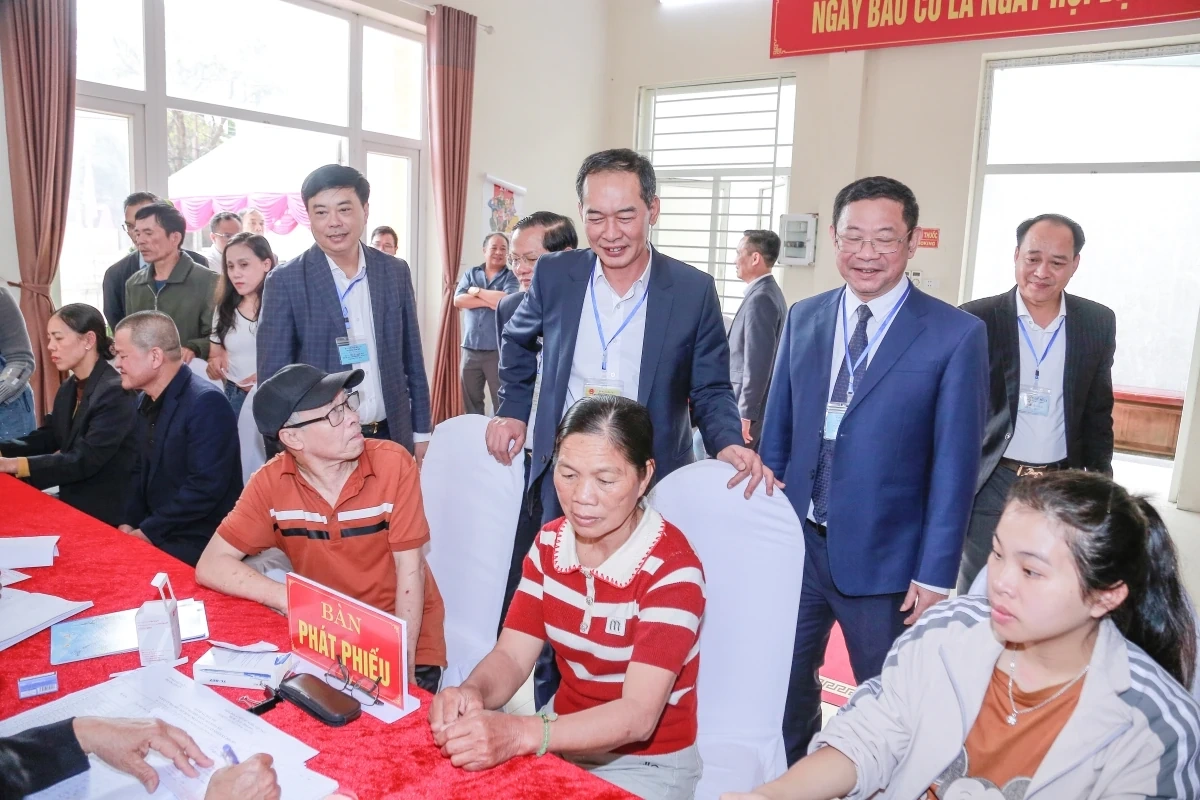 Phó Bí thư Tỉnh ủy, Chủ tịch Ủy ban MTTQ tỉnh Trịnh Tuấn Sinh kiểm tra các khu vực bỏ phiếu bầu cử