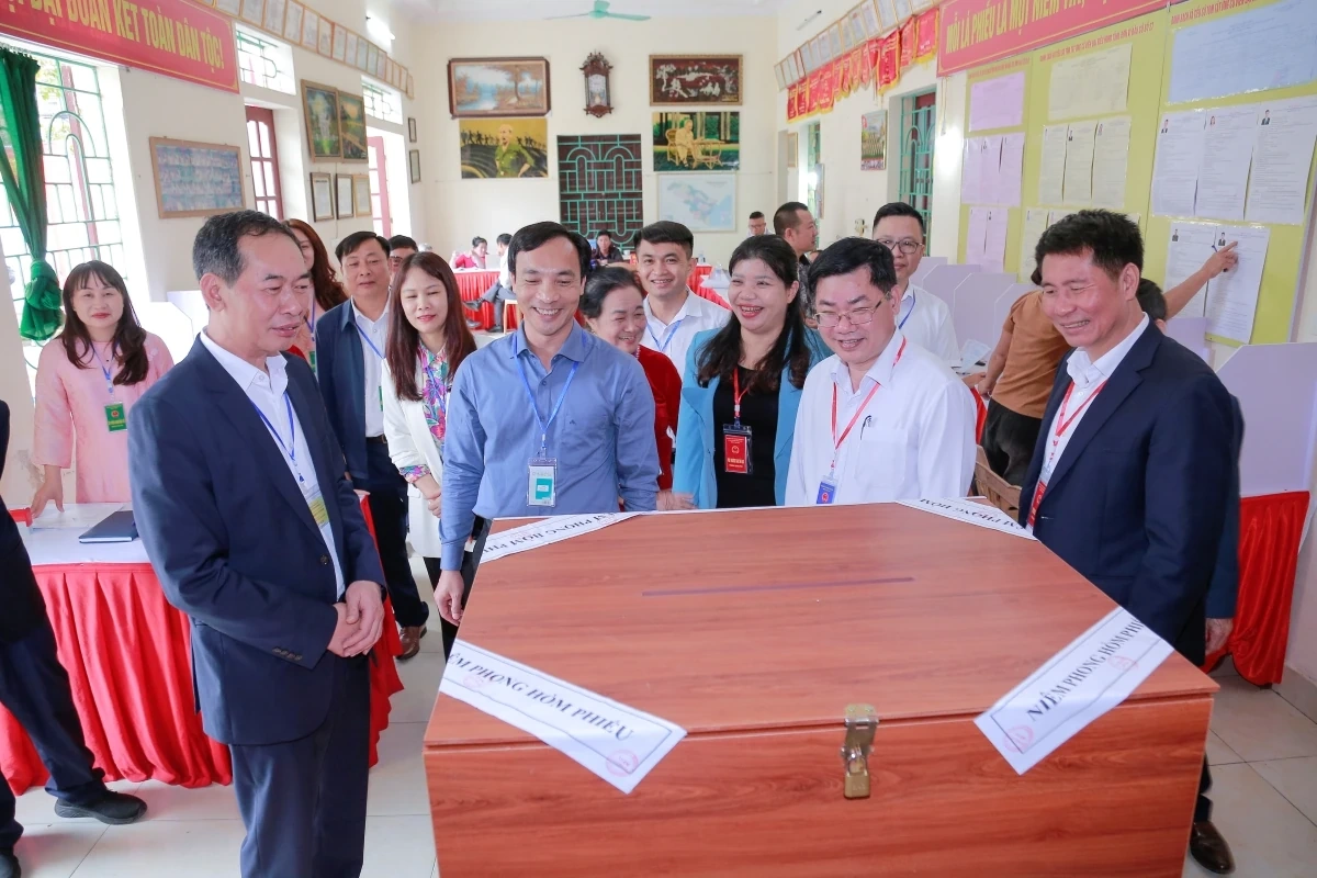 Phó Bí thư Tỉnh ủy, Chủ tịch Ủy ban MTTQ tỉnh Trịnh Tuấn Sinh kiểm tra các khu vực bỏ phiếu bầu cử