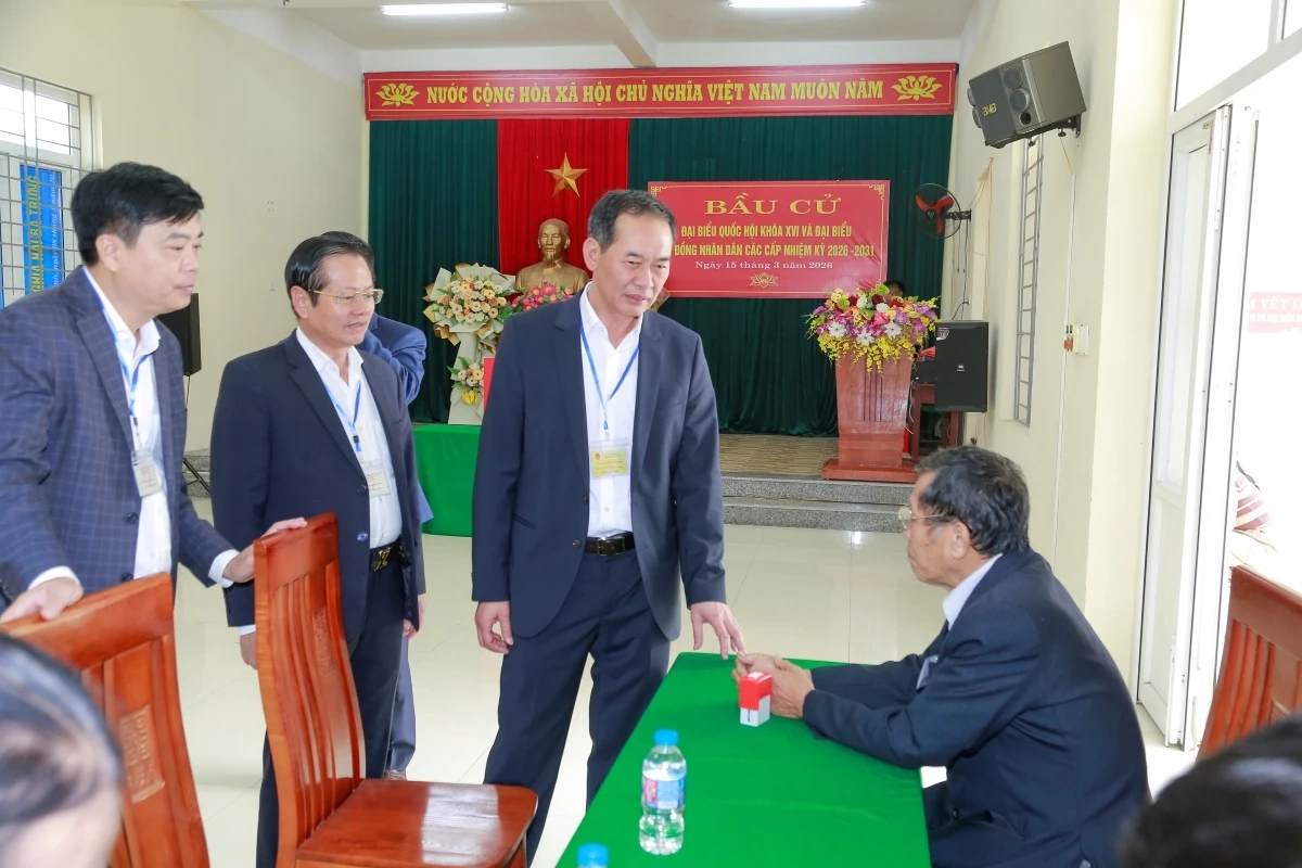 Phó Bí thư Tỉnh ủy, Chủ tịch Ủy ban MTTQ tỉnh Trịnh Tuấn Sinh kiểm tra các khu vực bỏ phiếu bầu cử