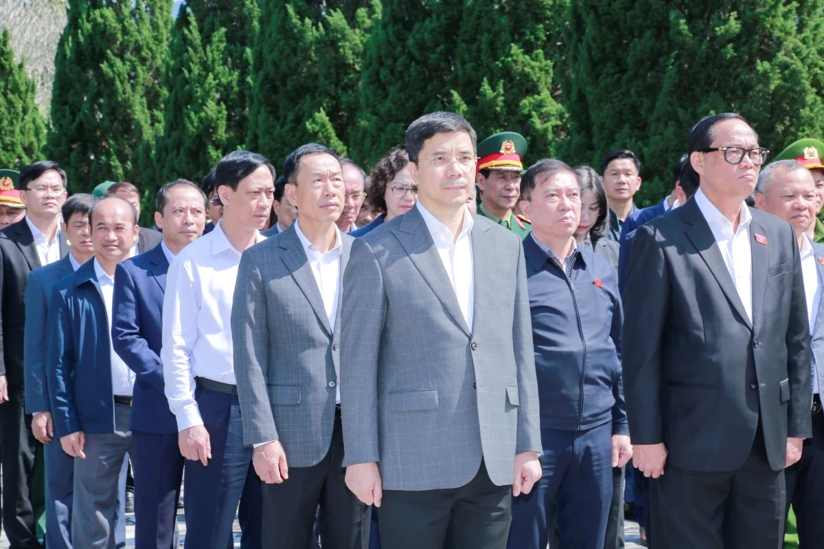 Phó Chủ tịch Quốc hội Trần Quang Phương dâng hương tưởng niệm các anh hùng liệt sĩ tại Nghĩa trang Liệt sĩ Quốc tế Đồng Tâm