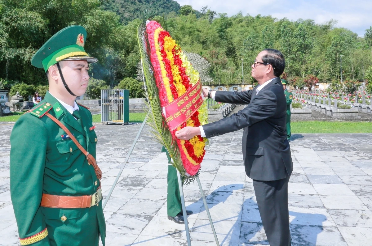 Phó Chủ tịch Quốc hội Trần Quang Phương dâng hương tưởng niệm các anh hùng liệt sĩ tại Nghĩa trang Liệt sĩ Quốc tế Đồng Tâm