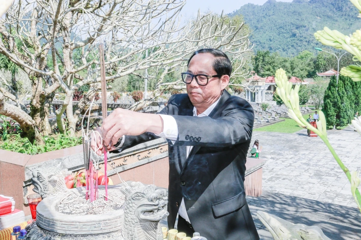 Phó Chủ tịch Quốc hội Trần Quang Phương dâng hương tưởng niệm các anh hùng liệt sĩ tại Nghĩa trang Liệt sĩ Quốc tế Đồng Tâm