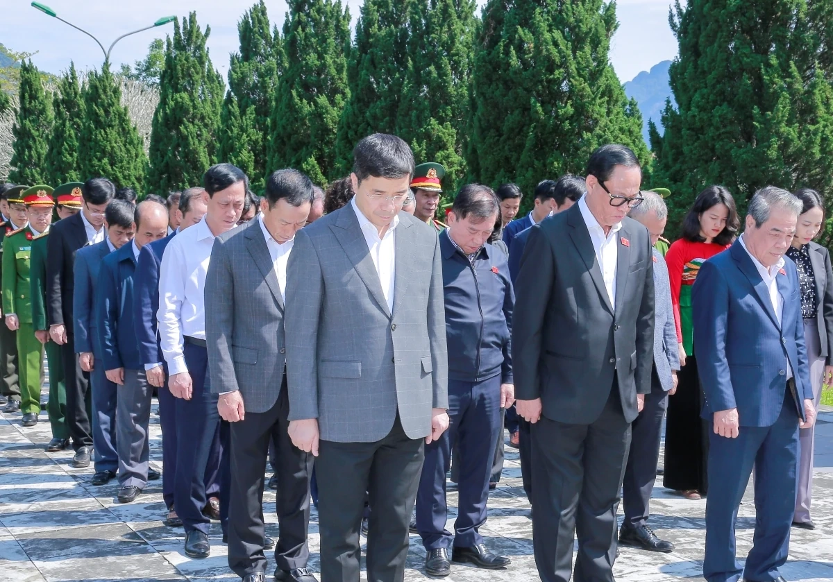 Phó Chủ tịch Quốc hội Trần Quang Phương dâng hương tưởng niệm các anh hùng liệt sĩ tại Nghĩa trang Liệt sĩ Quốc tế Đồng Tâm