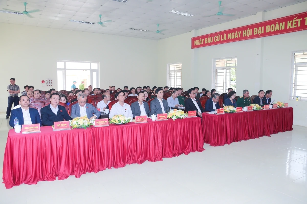 Phó Chủ tịch Quốc hội Trần Quang Phương kiểm tra, giám sát công tác chuẩn bị bầu cử tại xã Pù Luông