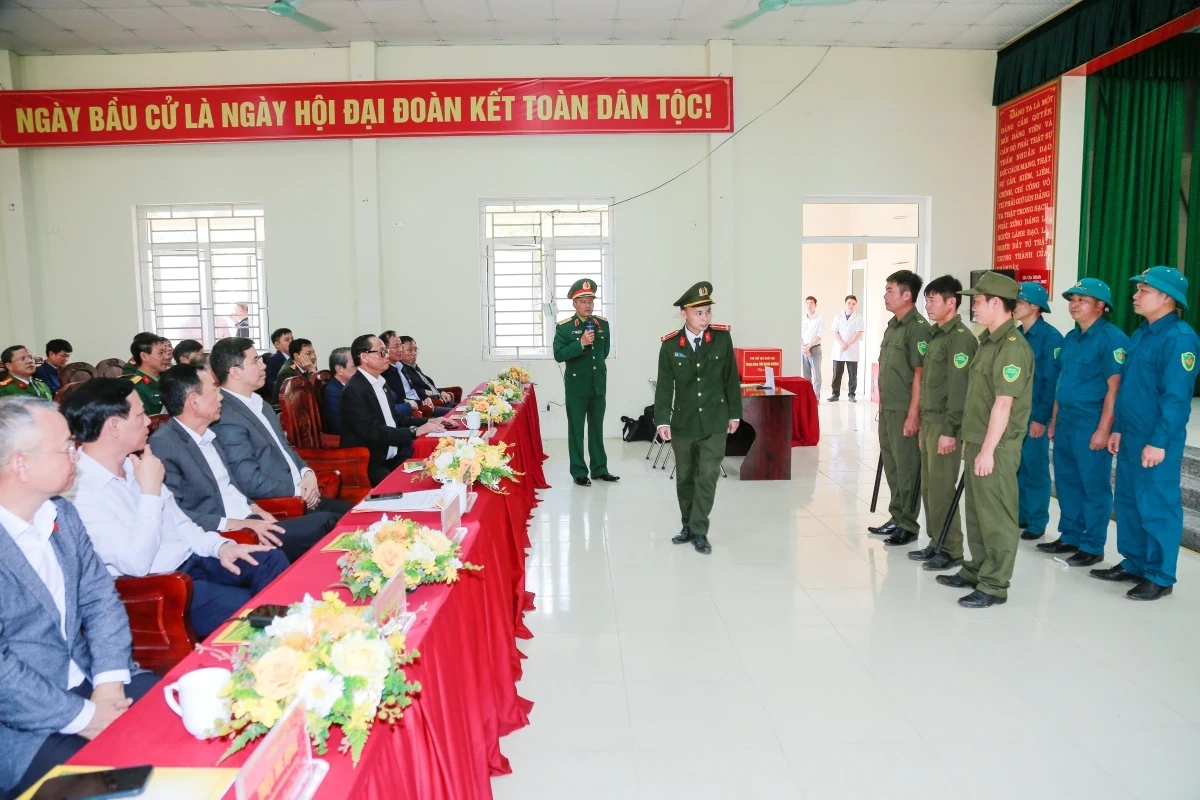 Phó Chủ tịch Quốc hội Trần Quang Phương kiểm tra, giám sát công tác chuẩn bị bầu cử tại xã Pù Luông