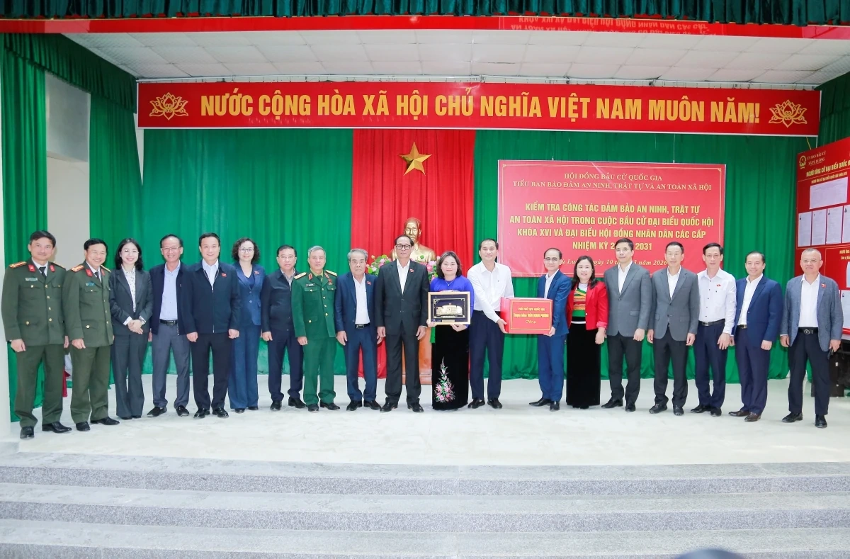 Phó Chủ tịch Quốc hội Trần Quang Phương kiểm tra, giám sát công tác chuẩn bị bầu cử tại xã Pù Luông