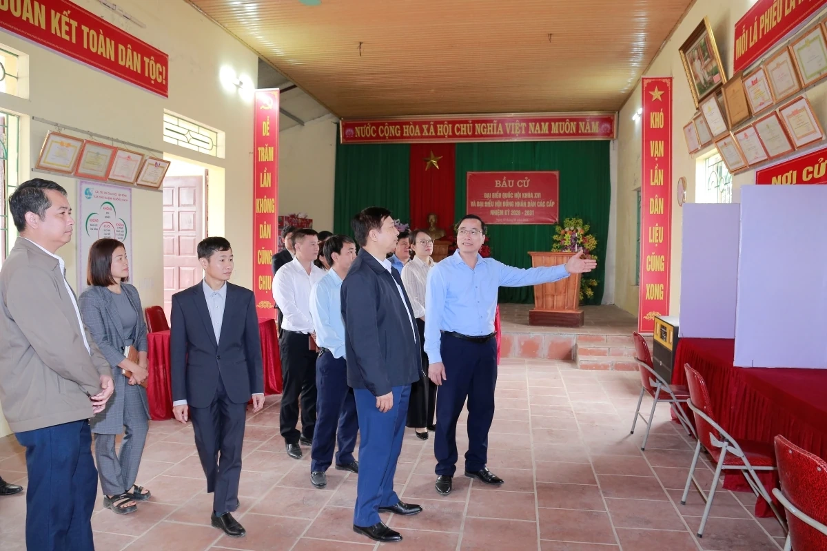 Phó Bí thư Tỉnh ủy, Chủ tịch Ủy ban MTTQ tỉnh Trịnh Tuấn Sinh kiểm tra công tác chuẩn bị bầu cử