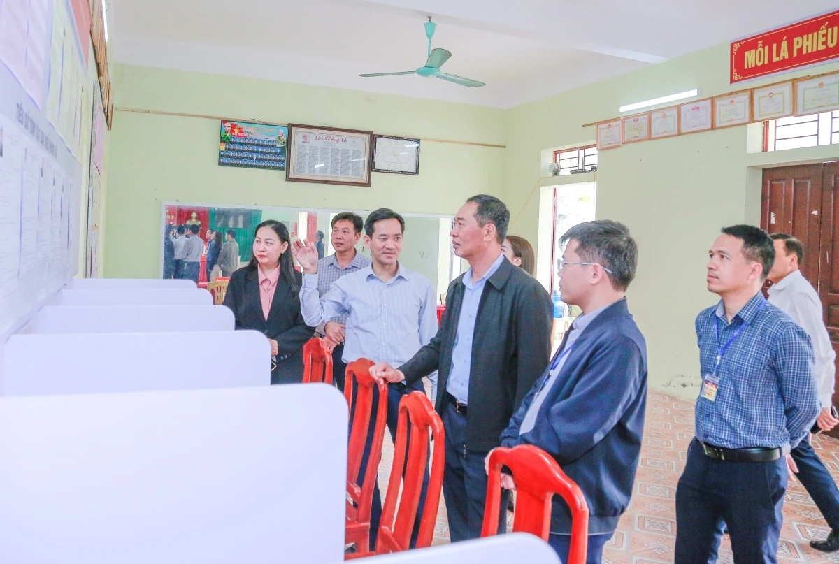 Phó Bí thư Tỉnh ủy, Chủ tịch Ủy ban MTTQ tỉnh Trịnh Tuấn Sinh kiểm tra công tác chuẩn bị bầu cử