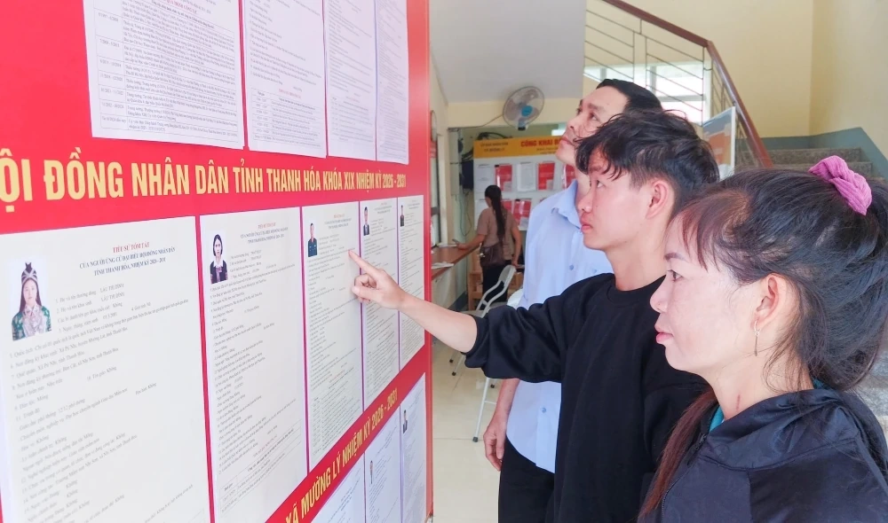 Cử tri miền núi tích cực tìm hiểu thông tin ứng cử viên