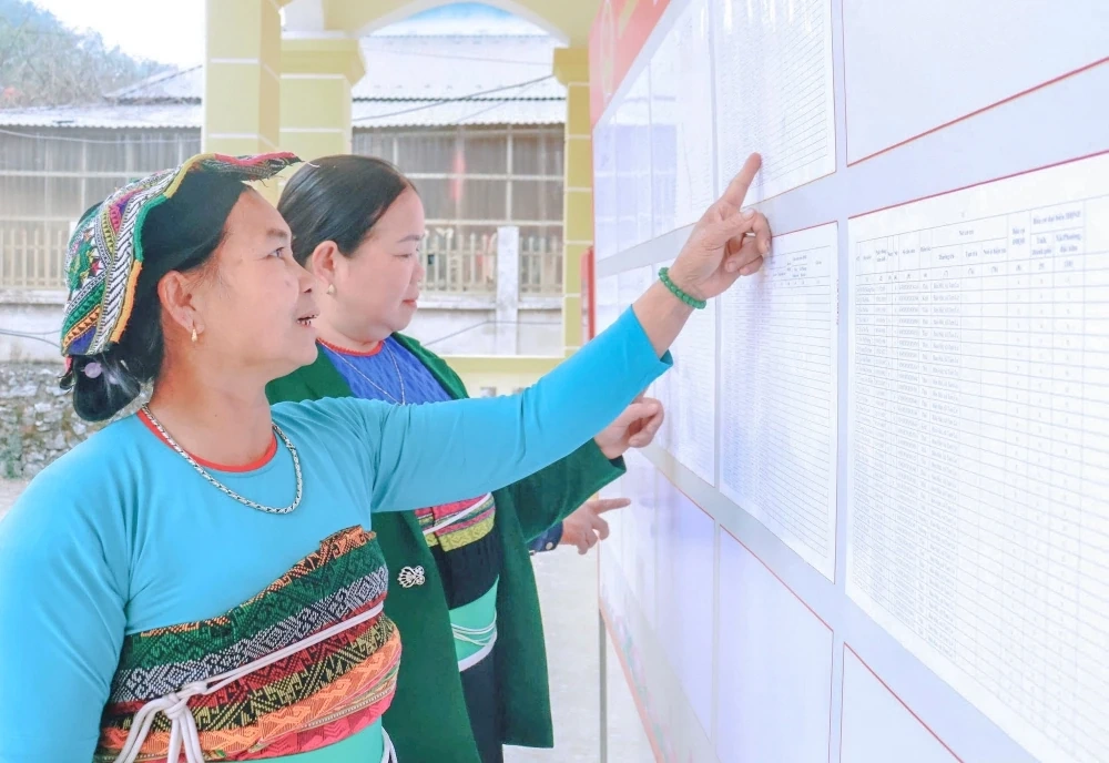 Cử tri miền núi tích cực tìm hiểu thông tin ứng cử viên