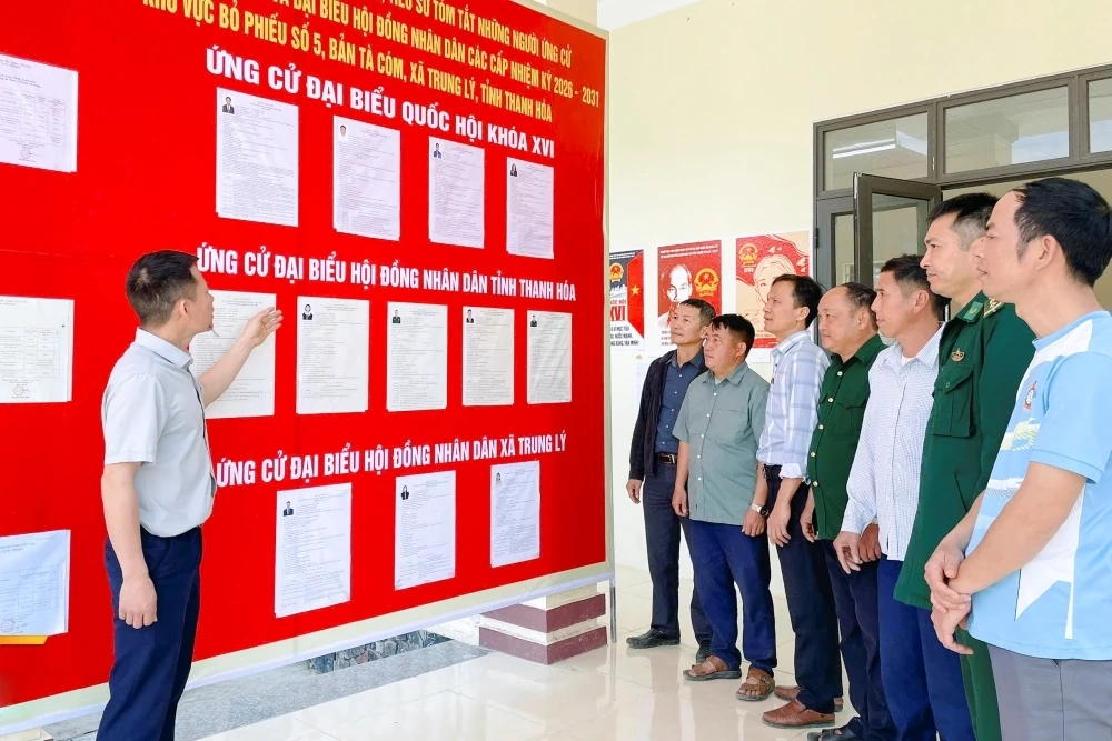 Cử tri miền núi tích cực tìm hiểu thông tin ứng cử viên