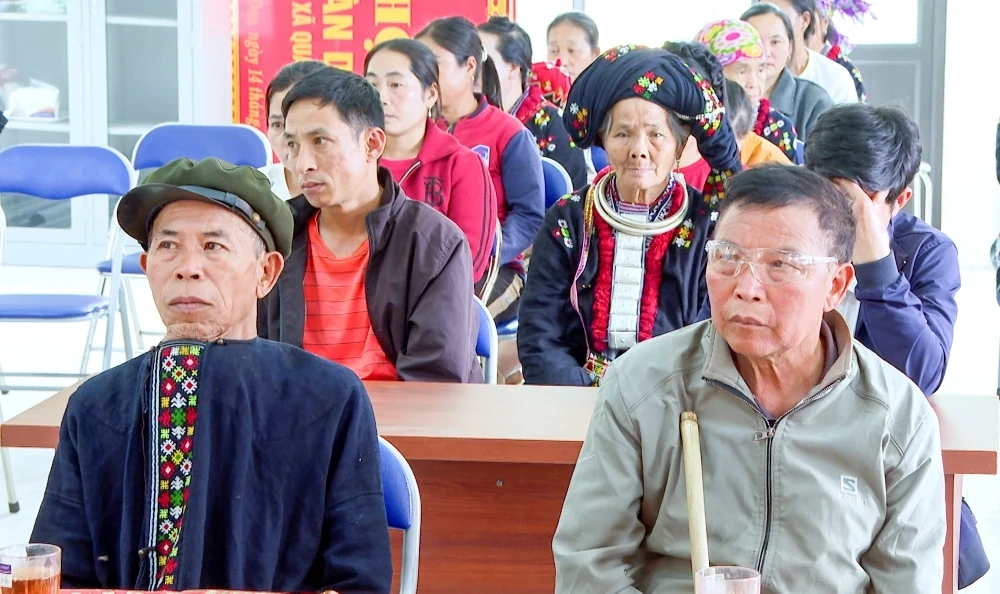 Cử tri miền núi tích cực tìm hiểu thông tin ứng cử viên