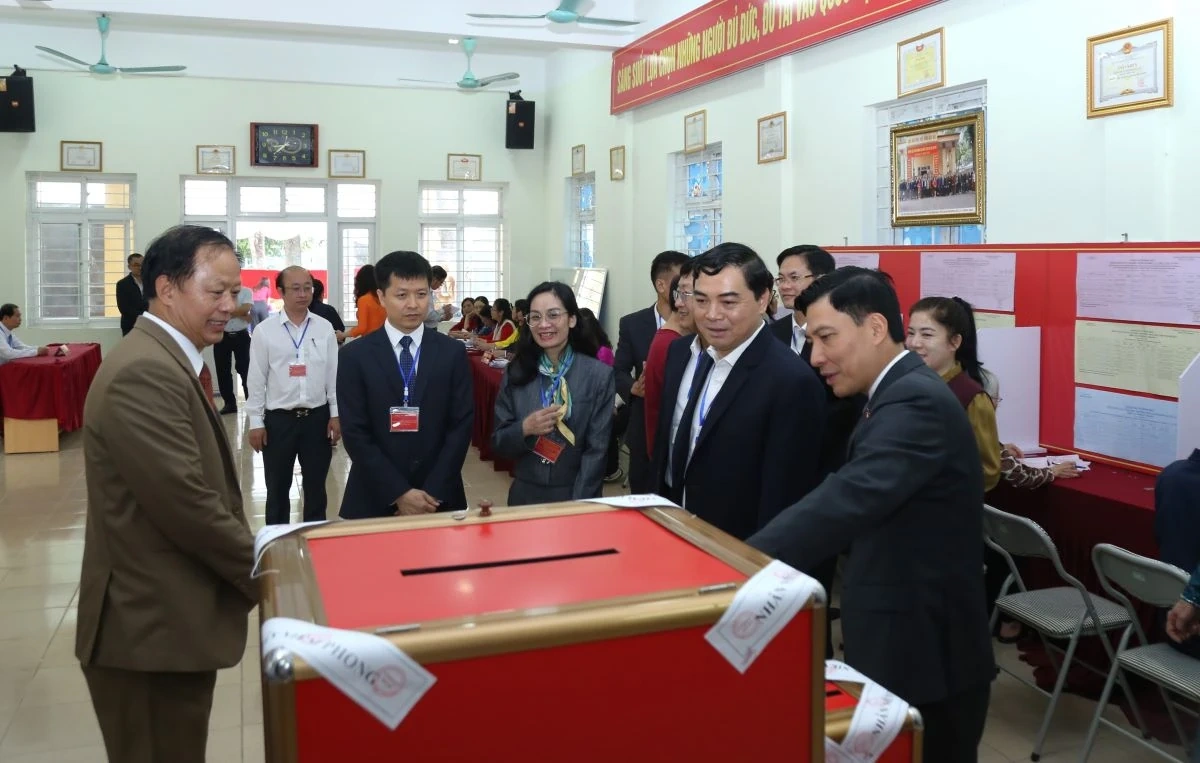 Chủ tịch UBND tỉnh Nguyễn Hoài Anh kiểm tra công tác bầu cử tại một số địa phương