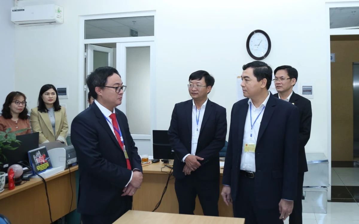 Chủ tịch UBND tỉnh Nguyễn Hoài Anh kiểm tra công tác bầu cử tại một số địa phương