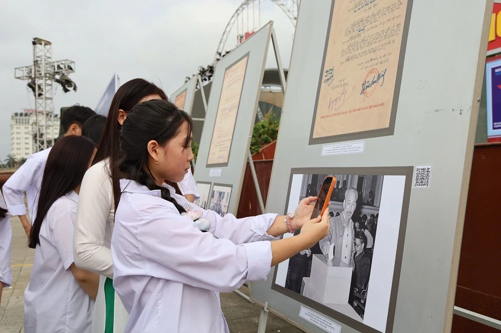 Triển lãm tranh cổ động và ảnh tư liệu chào mừng bầu cử đại biểu Quốc hội khóa XVI và đại biểu HĐND các cấp nhiệm kỳ 2026-2031