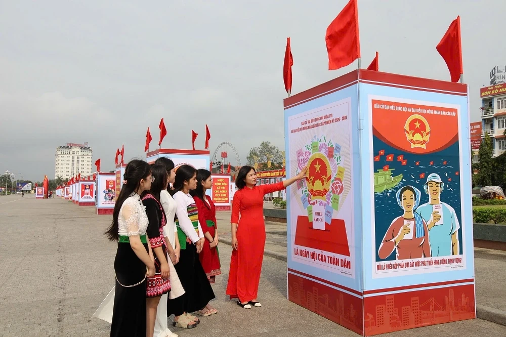 Những người “vẽ” không khí ngày hội non sông