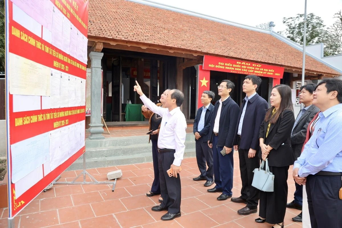 Phó Chủ tịch Thường trực HĐND tỉnh Lê Tiến Lam kiểm tra công tác chuẩn bị bầu cử tại 5 xã