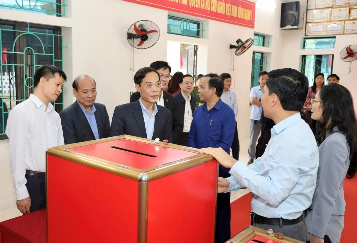 Phó Chủ tịch UBND tỉnh Đầu Thanh Tùng kiểm tra công tác chuẩn bị bầu cử tại phường Hạc Thành