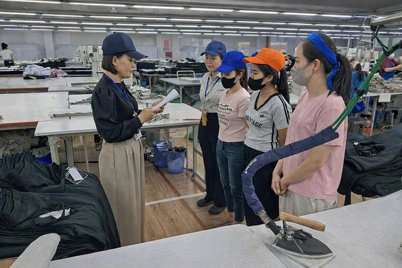 Phía sau dây chuyền sản xuất