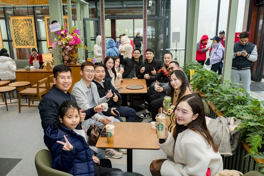 Fansipan chính thức có cửa hàng Starbucks cao nhất châu Á