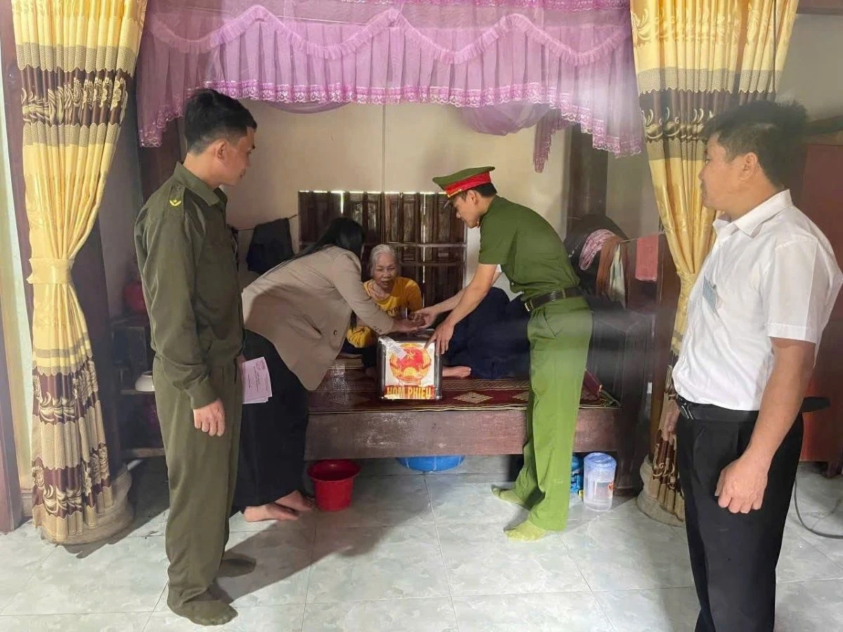 Hình ảnh đẹp của tuổi trẻ Công an Thanh Hóa trong ngày bầu cử