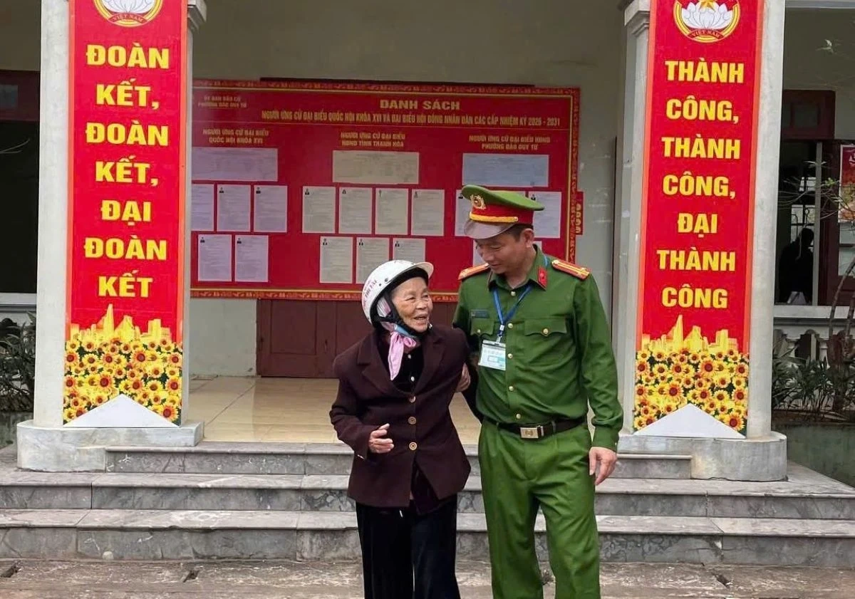 Hình ảnh đẹp của tuổi trẻ Công an Thanh Hóa trong ngày bầu cử