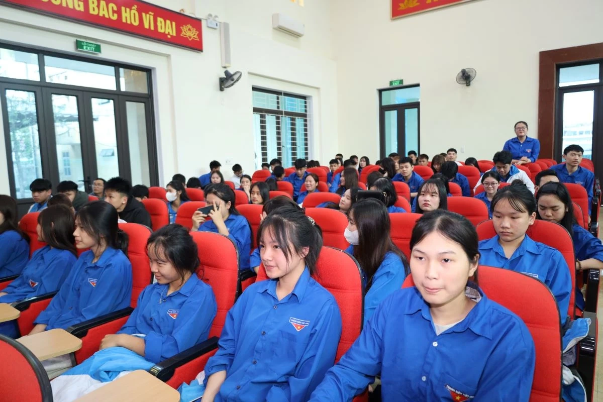 Tư vấn hướng nghiệp và tuyên truyền giáo dục sức khỏe giới tính cho thanh niên