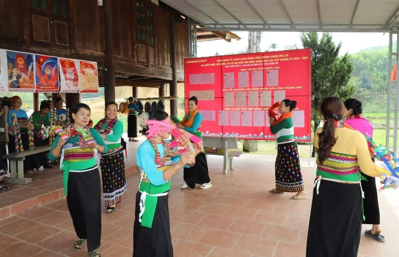 Phụ nữ Giàng Vìn hào hứng múa hát mừng cử tri đi bỏ phiếu