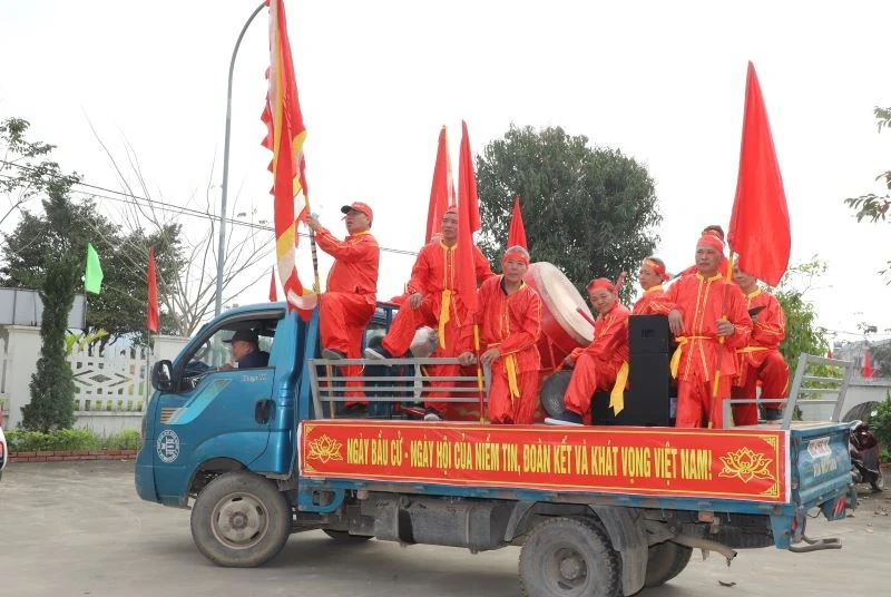 “Rồng vàng” xuống đường biểu diễn chào mừng bầu cử ở xã Thọ Ngọc